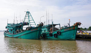 Phát hiện 2 tàu cá mua dầu trái phép trên biển