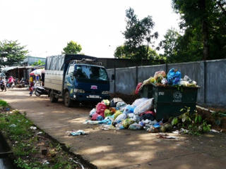 Chợ tạm gây ô nhiễm khu dân cư