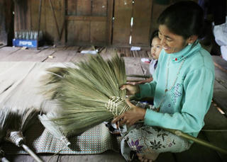 Làm chổi đót truyền thống giúp đồng bào dân tộc thiểu số cải thiện cuộc sống