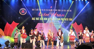 Liên hoan nghệ thuật quần chúng và trình diễn trang phục truyền thống