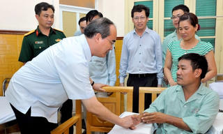 Chủ tịch Nguyễn Thiện Nhân thăm Thiếu tá phi công Su-30MK2 ​Nguyễn Hữu Cường