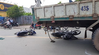 Xe tải cẩu 'lao như tên bắn', gây tai nạn liên hoàn