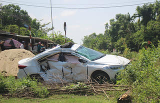 Tàu hàng tông mạnh xe ô tô, khiến 3 người bị thương nặng