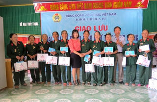 Quảng Bình: Trao tặng 300 triệu đồng cho đại đội nữ pháo binh Ngư Thủy