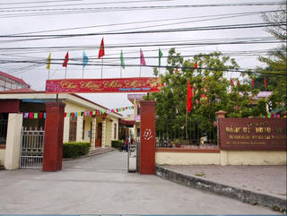 UBND thị trấn chỉ một người đi làm đúng giờ