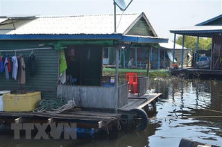 Tặng quà cho bà con gốc Việt khó khăn ở Biển Hồ Campuchia