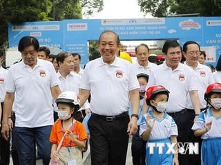 Phó Thủ tướng đi bộ vận động toàn dân đội mũ bảo hiểm cho trẻ em