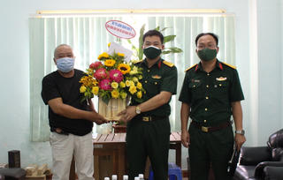Bộ Tư lệnh Quân khu 5 chúc mừng Văn phòng báo Đại Đoàn Kết tại Đà Nẵng