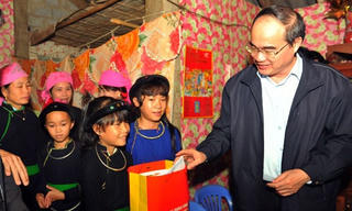 ‘Ngày xưa bố mẹ phải nghỉ học, bây giờ các cháu phải quyết tâm đi học’