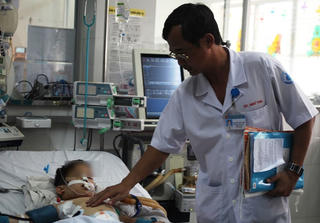Bé 3 tuổi ngộ độc thuốc diệt cỏ đã được cứu sống