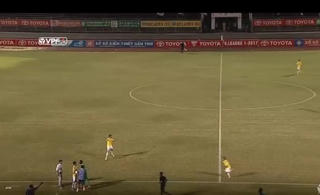'Võ' mới của cầu thủ V-League: Bóp cổ đối phương