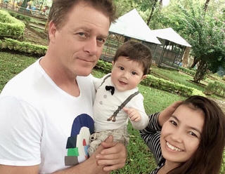 Anh sĩ quan cứu hỏa Australia một năm sang 8 lần tỏ tình với cô gái Việt