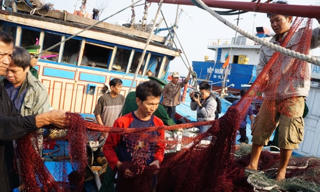 Thêm tàu cá bị tàu Trung Quốc tấn công, cướp phá