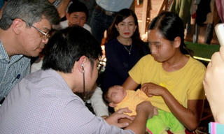 Cháu bé bị đầu nhỏ tại Đắk Lắk: Có thể nguyên nhân do Zika