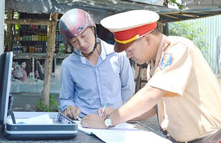 Người vi phạm luật giao thông có thể nhận lại giấy tờ tạm giữ tại nhà