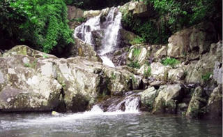 Tắm suối giữa trưa nắng, 3 mẹ con tử vong