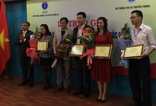 Trao giải thưởng thi viết về phòng, chống tác hại của thuốc lá
