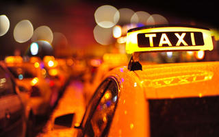Tài xế taxi bị xịt hơi cay cướp xe trong đêm