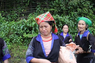 Kinh hoàng chứng kiến nhà mình bị lũ cuốn phăng trong chớp mắt