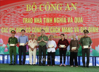 Bộ trưởng Tô Lâm thăm, tặng quà các gia đình chính sách ở Tây Ninh