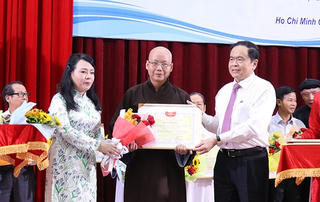 Đoàn kết tôn giáo, chăm lo sức khoẻ cho nhân dân