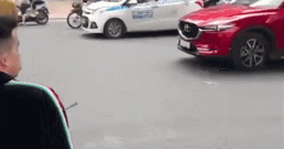 Tạm giữ hình sự nam thanh niên đập phá xe máy sau va chạm với bà bầu