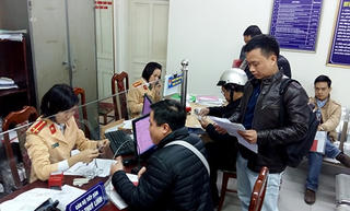 Người dân ồ ạt sang tên đổi chủ xe máy vì sợ bị phạt