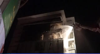 [VIDEO] Cháy tòa nhà cao tầng trong đêm tại Đà Nẵng