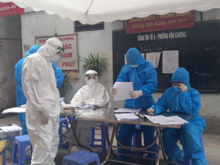 [ẢNH] Lấy mẫu xét nghiệm diện rộng tại phường Văn Chương, quận Đống Đa