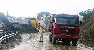 CSGT cắm 20 biển cảnh báo sạt lở ở đường Hồ Chí Minh