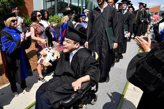 Vào giảng đường bằng xe lăn, 9X Việt trở thành 'người hùng' trên đất Mỹ