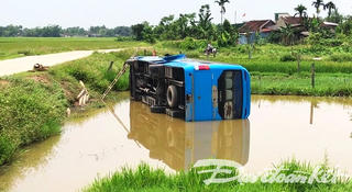 Hà Tĩnh: Xe khách chở 20 người bất ngờ lao xống hồ
