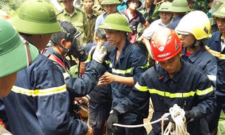Đưa thi thể phu vàng thứ 2 lên khỏi hang Nước