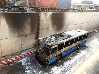 Cao Bằng: Xe buýt bốc cháy ngay sau khởi hành