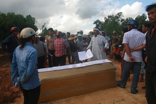 Vụ ‘Dân khiêng quan tài’: Bắt cán bộ trung tâm quỹ đất Tam Kỳ