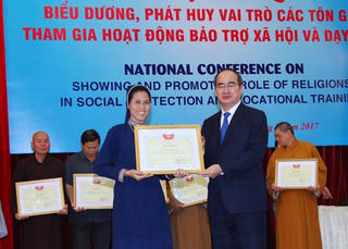 BẢN TIN MẶT TRẬN: Biểu dương, phát huy vai trò của các tôn giáo tham gia hoạt động BTXH và dạy nghề