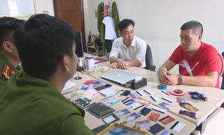 Bắt quả tang đối tượng người nước ngoài dùng thẻ ATM giả rút tiền