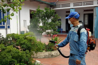 Cán bộ Mặt trận cùng dân dập dịch sốt xuất huyết