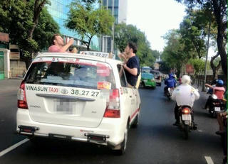 Bất an với vụ nhậu trên nóc taxi