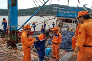 Cứu thành công 19 ngư dân gặp nạn trên biển