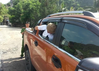 Gửi xe ở bãi đỗ, bị kẻ gian đập vỡ kính ôtô lấy trộm điện thoại Vertu