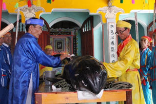 An táng cá voi nặng 3 tạ dạt vào bờ biển