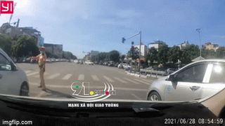 [VIDEO] Bị yêu cầu dừng xe, tài xế ô tô nhấn ga đẩy lùi CSGT rồi bỏ chạy