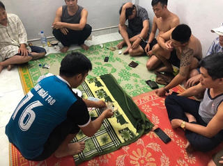 Quảng Ngãi: Bắt quả tang 4 cán bộ huyện chơi xóc đĩa