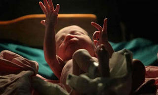 Bé sơ sinh sống lại sau khi bị trao trả từ bệnh viện về