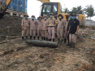 Phát hiện quả bom hơn 2 tạ trong lúc đào móng nhà ở gần chợ Đồng Hới 