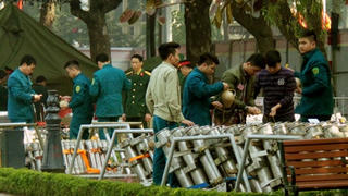 Trận địa pháo bên hồ Gươm sẵn sàng "vẽ hoa" đêm giao thừa