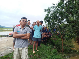 Cố đẩy xe máy qua đập tràn, 3 thanh niên bị nước cuốn trôi