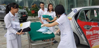 Sản phụ đau bụng dữ dội và đẻ rơi bé trai trên taxi