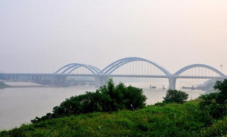 Hạ ngầm 2 tuyến cáp điện vượt sông Đuống